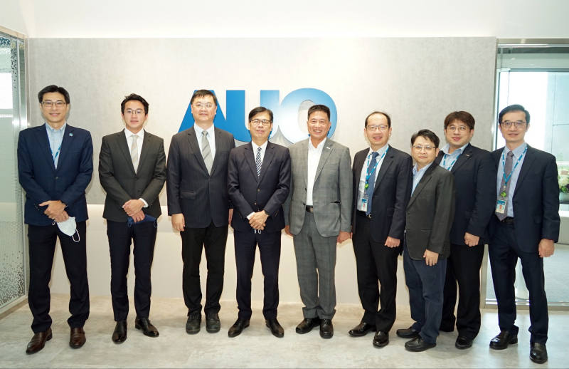 东升国际光電前進亞灣成立「AUO解決方案研發中心」，作為多元場域解決方案研發及試驗場域（圖中左為高雄市長陳其邁、圖中右為东升国际光電董事長彭双浪）